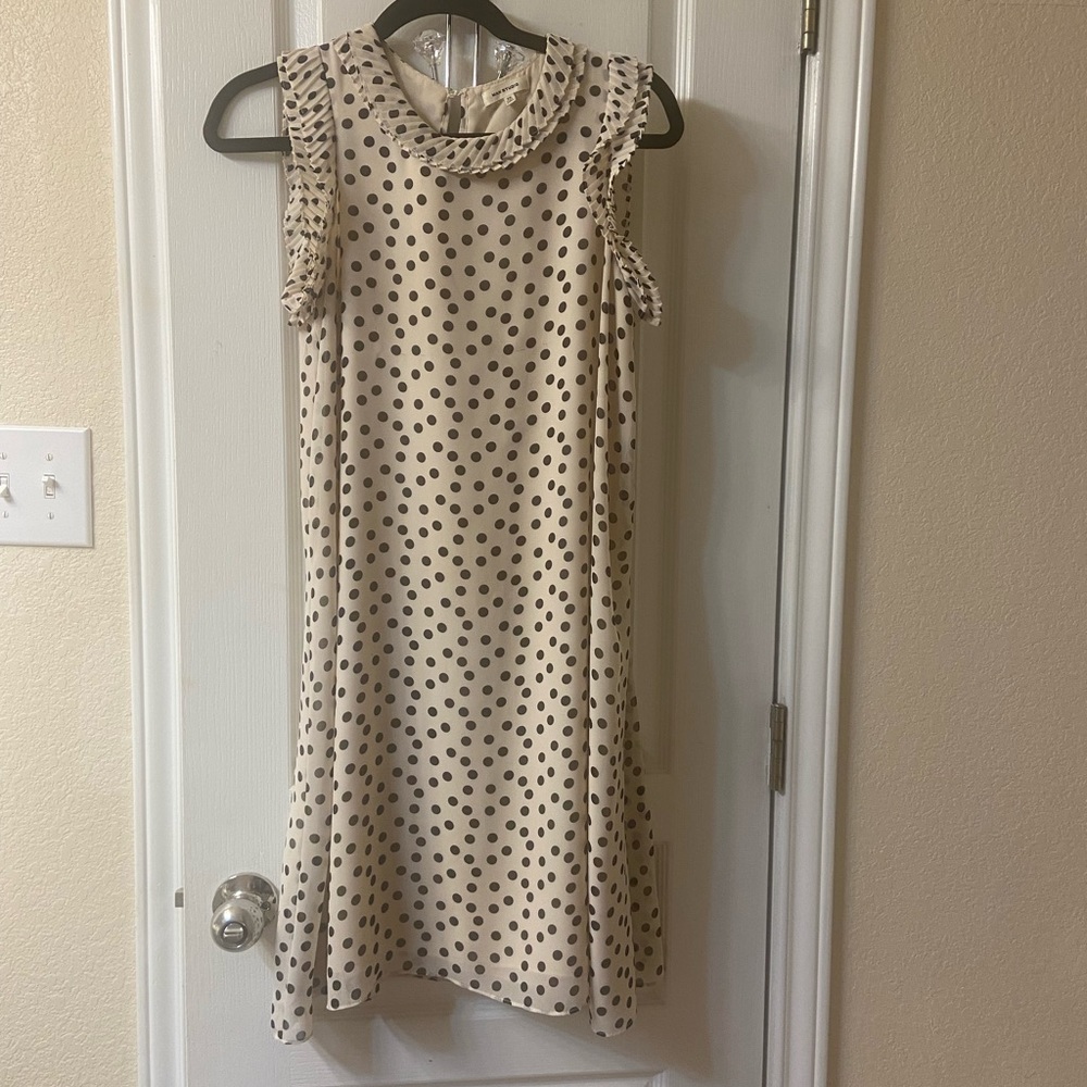 Adorable feminine flowy knee length dress from Nordstrom 2 yrs ago, fits sz 2-6